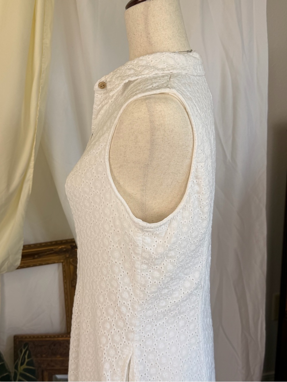 Anna Klein Minimalist Classic Sleeveless White Button-Front Dress - Picture 5 of 8